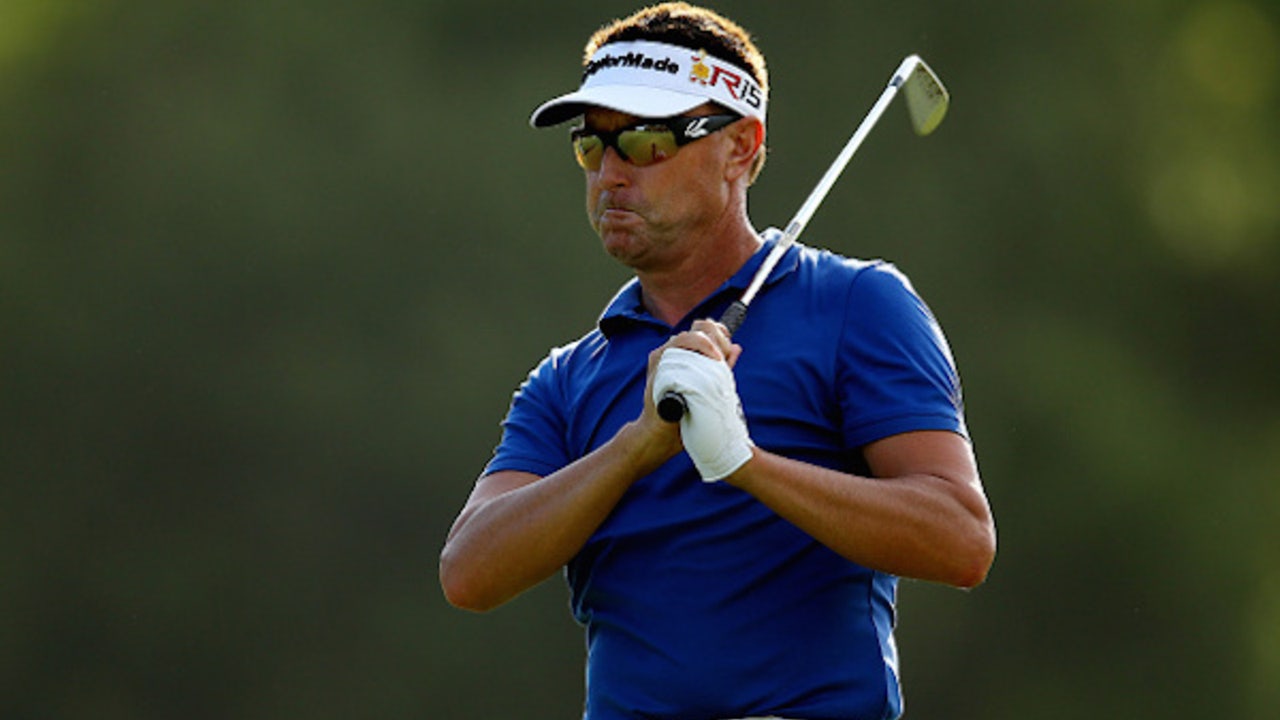 Robert Allenby fires caddie mid-round; puts fan on the bag